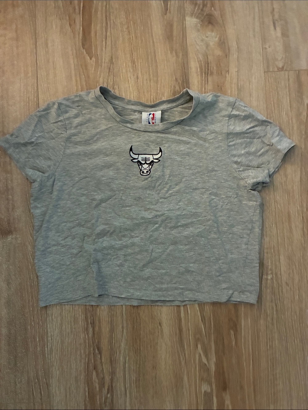 NBA Grey Cropped Tee with Bulls Head Emblem